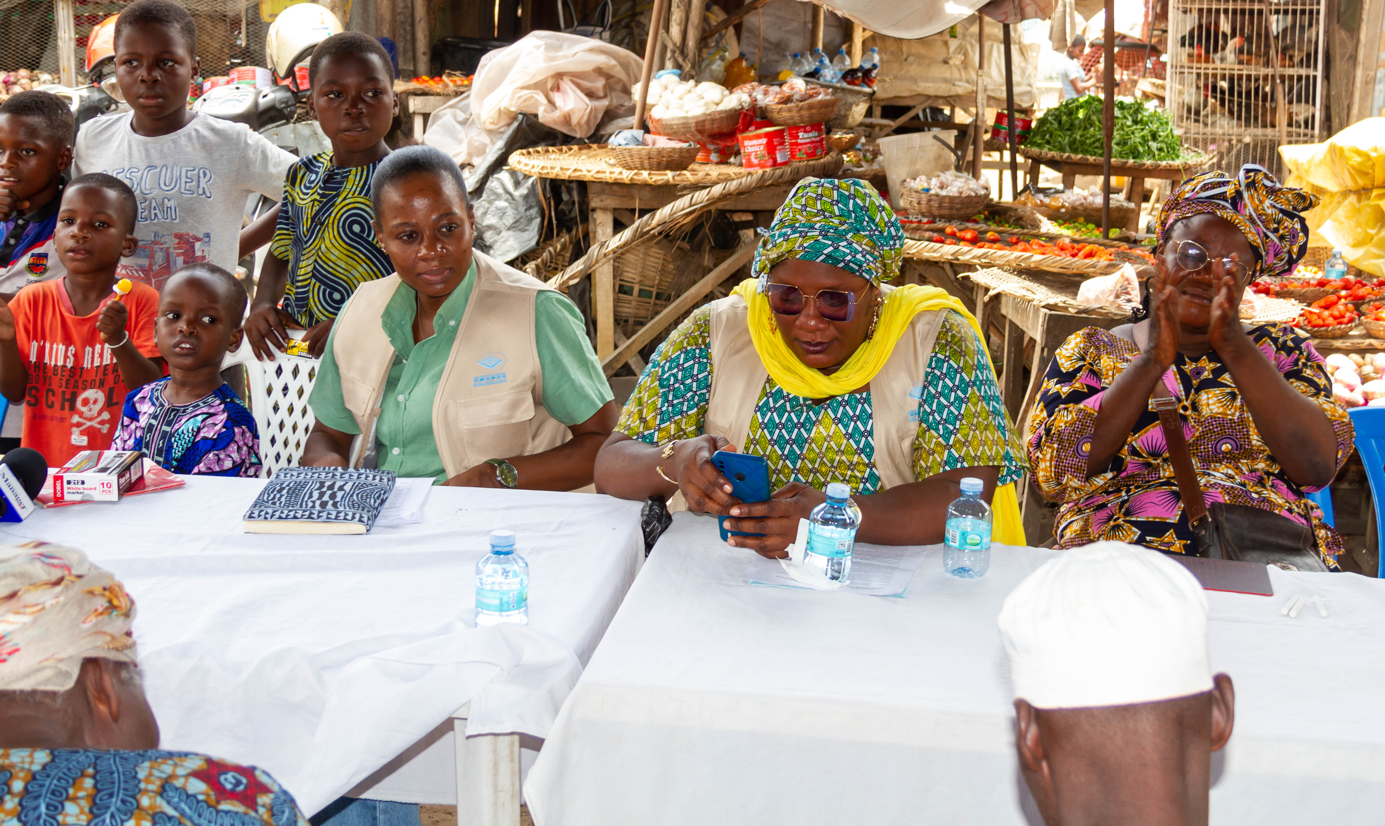 AU MARCHE DE XWLACOME, L’AMD FAIT DE L’ALPHABETISATION UN LEVIER D’AUTONOMIE POUR LES FEMMES DU MARCHE