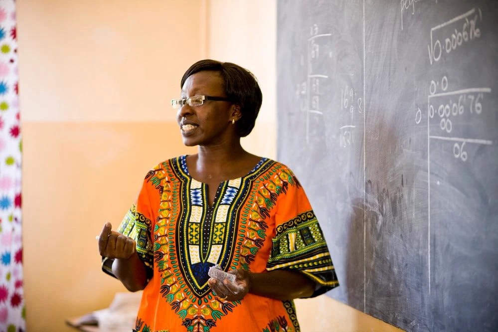 Increasing the number of teachers to guarantee the right to a high-quality education
