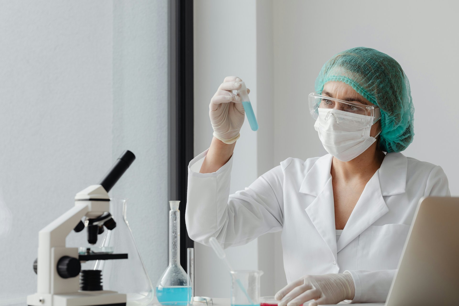 Crise de la recherche scientifique : manque de financement, fuite des cerveaux et faible valorisation des résultats